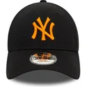sort-justerbar-kasket-med-buet-skygge-og-orange-logo-9forty-league-essential-fra-new-york-yankees-mlb-af-new-era