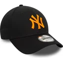 sort-justerbar-kasket-med-buet-skygge-og-orange-logo-9forty-league-essential-fra-new-york-yankees-mlb-af-new-era