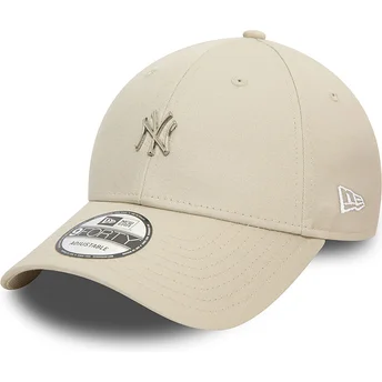 Beige justerbar 9FORTY kurvig keps med metallnål från New York Yankees MLB av New Era