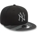 gorra-plana-negra-snapback-con-logo-gris-para-nino-9fifty-contrast-de-new-york-yankees-mlb-de-new-era