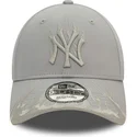 gra-justerbar-kasket-med-buet-skygge-og-grat-logo-9forty-flame-fra-new-york-yankees-mlb-fra-new-era