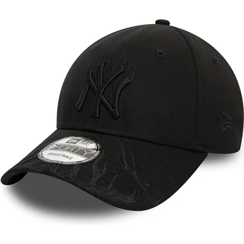 Svart justerbar kurva keps med svart logo 9FORTY Flame från New York Yankees MLB av New Era