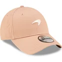 beige-justerbar-9forty-seasonal-kasket-med-buet-skygge-fra-mclaren-racing-formula-1-af-new-era