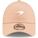 beige-justerbar-9forty-seasonal-kasket-med-buet-skygge-fra-mclaren-racing-formula-1-af-new-era