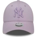 new-era-new-york-yankees-mlb-9forty-league-essential-justerbar-lilla-kasket-med-buet-skygge-og-lilla-logo-til-kvinder