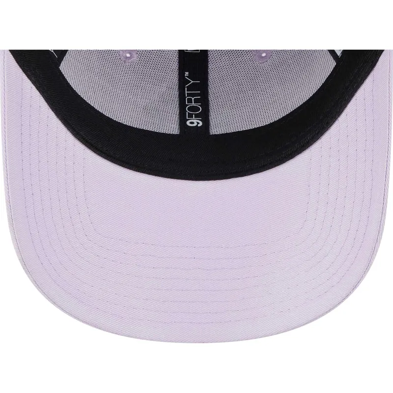 justerbar-violet-buet-kasket-med-violet-logo-til-kvinder-9forty-league-essential-fra-new-york-yankees-mlb-fra-new-era