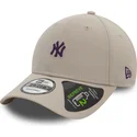 bojd-beige-justerbar-keps-med-lila-logotyp-9forty-repreve-mini-logo-fran-new-york-yankees-mlb-av-new-era