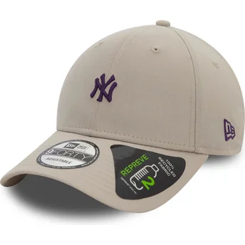 Böjd beige justerbar keps med lila logotyp 9FORTY REPREVE Mini Logo från New York Yankees MLB av New Era
