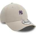 bojd-beige-justerbar-keps-med-lila-logotyp-9forty-repreve-mini-logo-fran-new-york-yankees-mlb-av-new-era