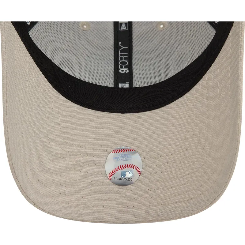 bojd-beige-justerbar-keps-med-lila-logotyp-9forty-repreve-mini-logo-fran-new-york-yankees-mlb-av-new-era