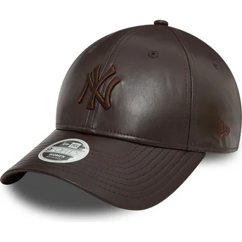 Gorra curva marrón ajustable para mujer con logo marrón 9FORTY Midi PU de New York Yankees MLB de New Era