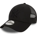 svart-justerbar-truckerkeps-med-svart-logotyp-9forty-home-field-fran-new-york-yankees-mlb-av-new-era