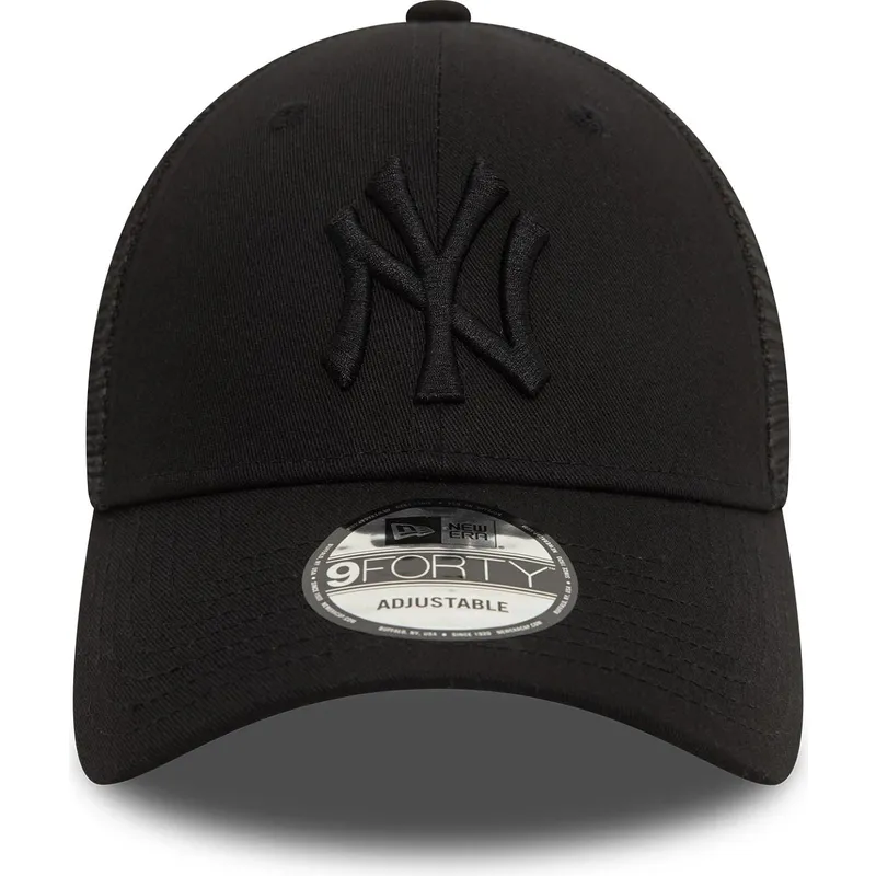 svart-justerbar-truckerkeps-med-svart-logotyp-9forty-home-field-fran-new-york-yankees-mlb-av-new-era