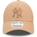 gorra-curva-beige-ajustable-para-mujer-con-logo-beige-9forty-league-essential-de-new-york-yankees-mlb-de-new-era