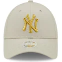 casquette-courbee-beige-ajustable-pour-femme-avec-logo-dore-9forty-metallic-logo-new-york-yankees-mlb-new-era