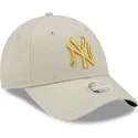 verstellbare-beige-damenkappe-mit-gebogenem-schirm-und-goldenem-logo-9forty-metallic-logo-der-new-york-yankees-mlb-von-new-era