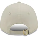 buet-beige-justerbar-kasket-til-kvinder-med-gyldent-logo-9forty-metallic-logo-fra-new-york-yankees-mlb-fra-new-era