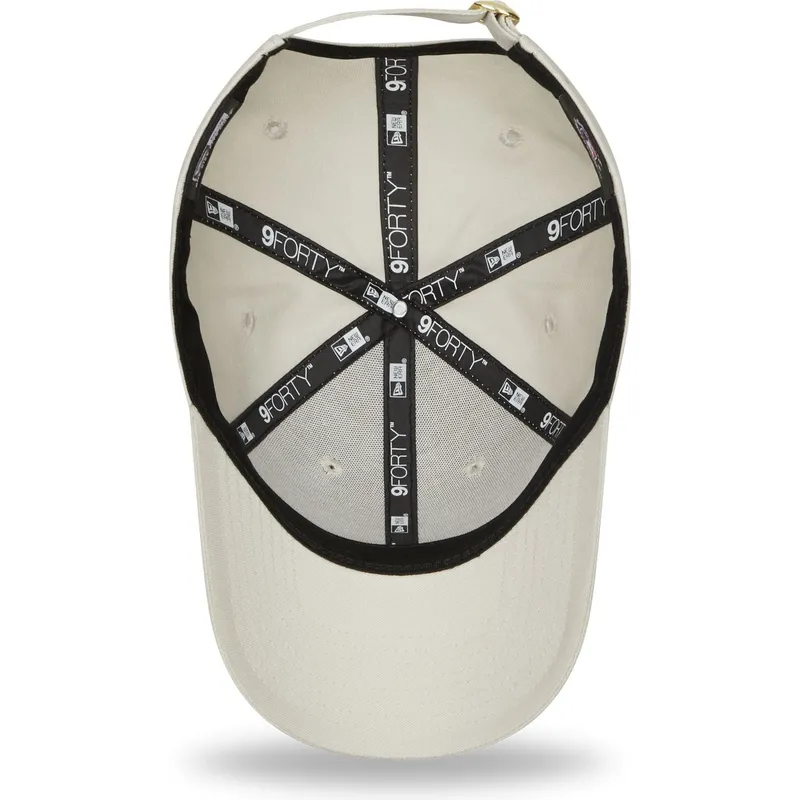 buet-beige-justerbar-kasket-til-kvinder-med-gyldent-logo-9forty-metallic-logo-fra-new-york-yankees-mlb-fra-new-era