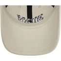 gorra-curva-beige-ajustable-9twenty-scribble-de-ac-milan-serie-a-de-new-era