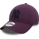 casquette-courbee-violette-ajustable-avec-logo-bleu-marine-9twenty-league-essential-new-york-yankees-mlb-new-era