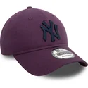 gorra-curva-violeta-ajustable-con-logo-azul-marino-9twenty-league-essential-de-new-york-yankees-mlb-de-new-era