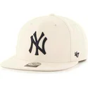 plaska-czapka-beige-gladki-snapback-mlb-new-york-yankees-47-brand