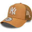 new-era-mlb-new-york-yankees-9forty-a-frame-league-essential-hellbraune-trucker-kappe