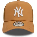 gorra-trucker-marron-claro-9forty-a-frame-league-essential-de-new-york-yankees-mlb-de-new-era