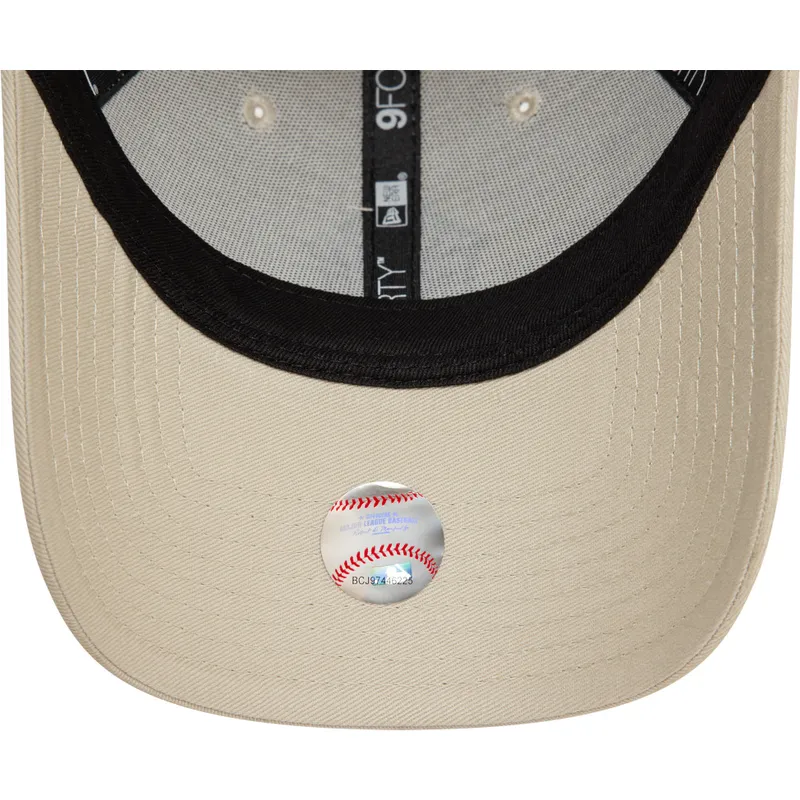 bojd-beige-justerbar-keps-med-svart-logotyp-9forty-team-outline-fran-new-york-yankees-mlb-av-new-era