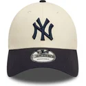 buet-beige-og-marinebla-justerbar-9forty-colour-block-kasket-fra-new-york-yankees-mlb-fra-new-era