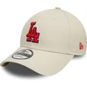 gorra-curva-beige-ajustable-con-logo-rojo-9forty-side-patch-de-los-angeles-dodgers-mlb-de-new-era