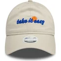 beige-justerbar-bojd-keps-for-damer-9twenty-take-it-easy-fran-new-era