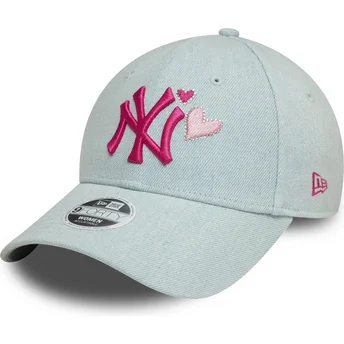 Gorra curva azul claro ajustable para mujer con logo rosa 9FORTY Denim Icon Heart de New York Yankees MLB de New Era