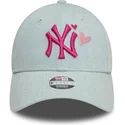 gorra-curva-azul-claro-ajustable-para-mujer-con-logo-rosa-9forty-denim-icon-heart-de-new-york-yankees-mlb-de-new-era