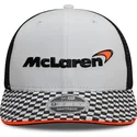 cappellino-trucker-piatto-bianco-e-nero-snapback-9fifty-checkered-visor-di-mclaren-racing-formula-1-di-new-era