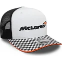 cappellino-trucker-piatto-bianco-e-nero-snapback-9fifty-checkered-visor-di-mclaren-racing-formula-1-di-new-era