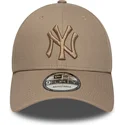 justerbar-ljusbrun-bojd-keps-med-brunt-logo-9forty-league-essential-av-new-york-yankees-mlb-fran-new-era