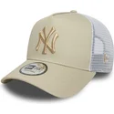 bezowo-biala-czapka-trucker-z-bezowym-logo-a-frame-league-essential-new-york-yankees-mlb-od-new-era