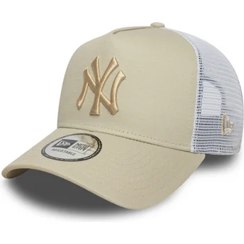 Beige och vit trucker-keps med beige logotyp A Frame League Essential från New York Yankees MLB av New Era