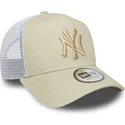 beige-och-vit-truckerkeps-med-beige-logotyp-a-frame-league-essential-av-new-york-yankees-mlb-fran-new-era