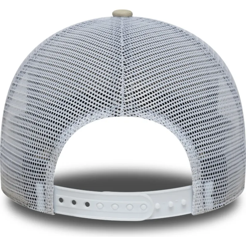 beige-og-hvid-trucker-kasket-med-beige-logo-a-frame-league-essential-fra-new-york-yankees-mlb-fra-new-era