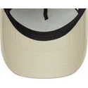 beige-och-vit-truckerkeps-med-beige-logotyp-a-frame-league-essential-av-new-york-yankees-mlb-fran-new-era
