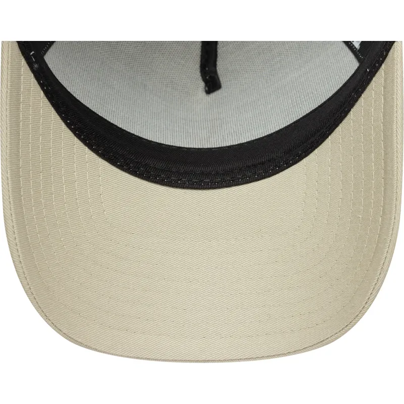 beige-och-vit-trucker-keps-med-beige-logotyp-a-frame-league-essential-fran-new-york-yankees-mlb-av-new-era