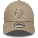 cappellino-curvo-marrone-chiaro-regolabile-con-logo-marrone-9forty-outline-dei-new-york-yankees-mlb-di-new-era