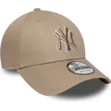 lysebrun-justerbar-kurvet-kasket-med-brunt-logo-9forty-outline-fra-new-york-yankees-mlb-fra-new-era