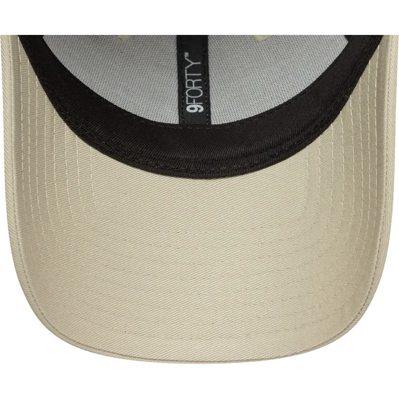 buet-beige-justerbar-kasket-til-kvinder-9forty-mini-logo-fra-new-york-yankees-mlb-fra-new-era
