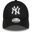 sort-justerbar-kvindekasket-med-buet-skygge-9twenty-league-essential-fra-new-york-yankees-mlb-fra-new-era