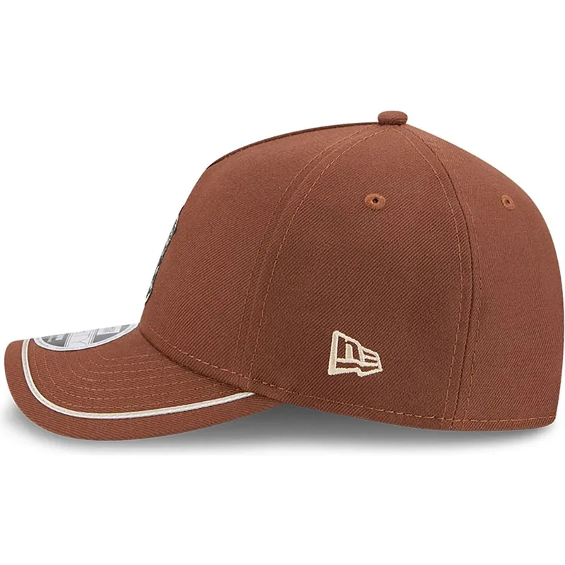 petten-gebogen-bruin-snapback-9forty-m-crown-a-frame-motorsport-van-new-york-yankees-mlb-van-new-era