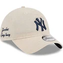 casquette-courbee-beige-ajustable-avec-logo-bleu-marine-9twenty-linen-spring-training-fan-pack-2025-new-york-yankees-mlb-new-era