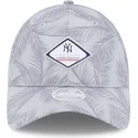 verstellbare-graue-damen-cap-mit-gebogenem-schirm-9twenty-leaf-open-back-spring-training-fan-pack-2025-der-new-york-yankees-mlb-